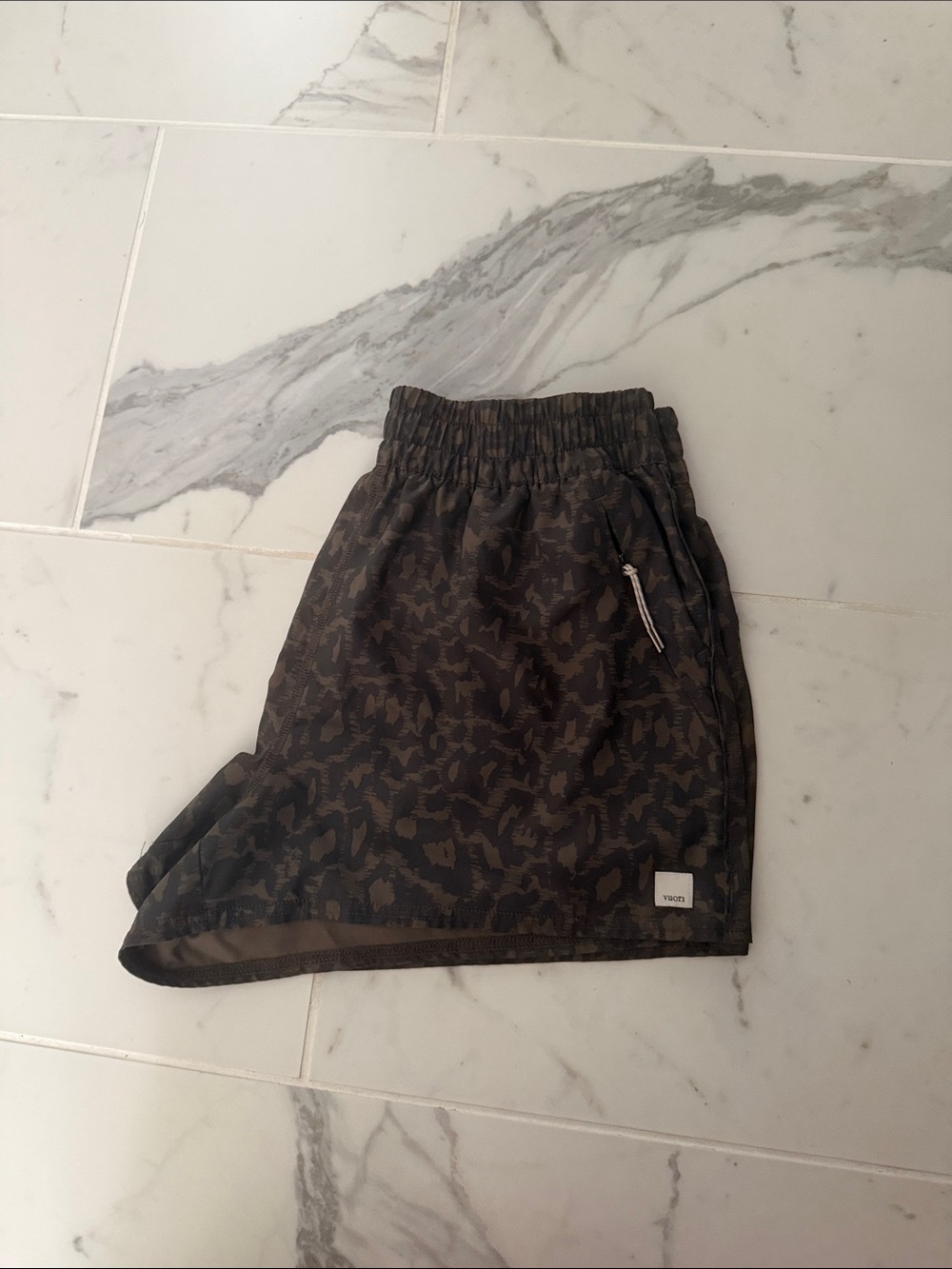 NWOT Vuori Dash shorts in Cocoa Spots size Large - Picture 9 of 10